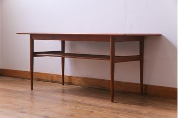 ヴィンテージ家具　北欧ビンテージ　デンマーク　チーク材　スリムな脚がおしゃれな棚付きセンターテーブル