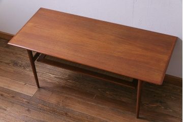ヴィンテージ家具　北欧ビンテージ　デンマーク　チーク材　スリムな脚がおしゃれな棚付きセンターテーブル
