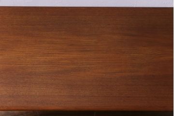 ヴィンテージ家具　北欧ビンテージ　デンマーク　チーク材　スリムな脚がおしゃれな棚付きセンターテーブル