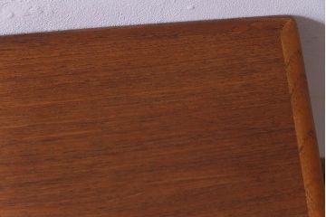 ヴィンテージ家具　北欧ビンテージ　デンマーク　チーク材　スリムな脚がおしゃれな棚付きセンターテーブル
