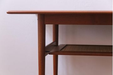 ヴィンテージ家具　北欧ビンテージ　デンマーク　チーク材　スリムな脚がおしゃれな棚付きセンターテーブル