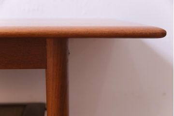 ヴィンテージ家具　北欧ビンテージ　デンマーク　チーク材　スリムな脚がおしゃれな棚付きセンターテーブル