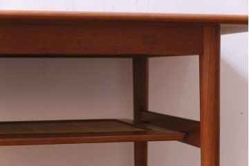 ヴィンテージ家具　北欧ビンテージ　デンマーク　チーク材　スリムな脚がおしゃれな棚付きセンターテーブル