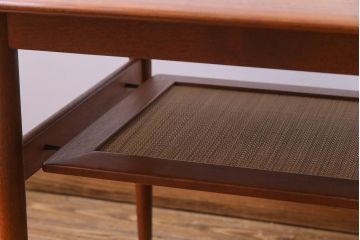 ヴィンテージ家具　北欧ビンテージ　デンマーク　チーク材　スリムな脚がおしゃれな棚付きセンターテーブル