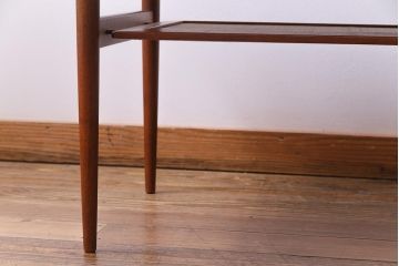 ヴィンテージ家具　北欧ビンテージ　デンマーク　チーク材　スリムな脚がおしゃれな棚付きセンターテーブル