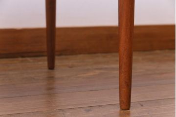 ヴィンテージ家具　北欧ビンテージ　デンマーク　チーク材　スリムな脚がおしゃれな棚付きセンターテーブル