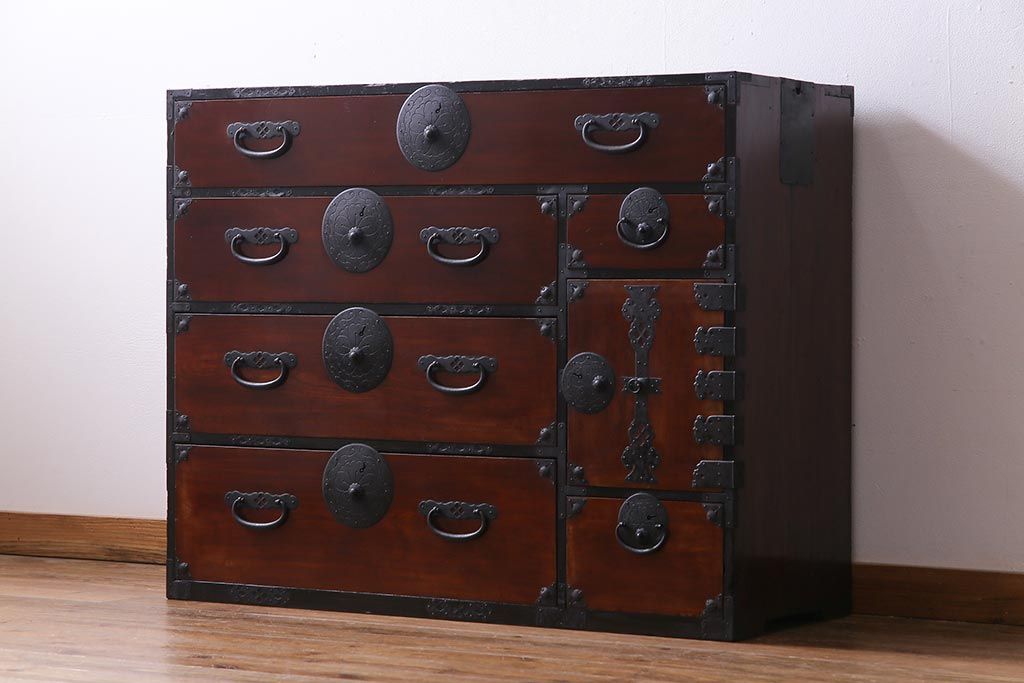 アンティーク家具　和製アンティーク　前面ケヤキ材　気品のある和の空間づくりにおすすめな衣装箪笥(時代箪笥)