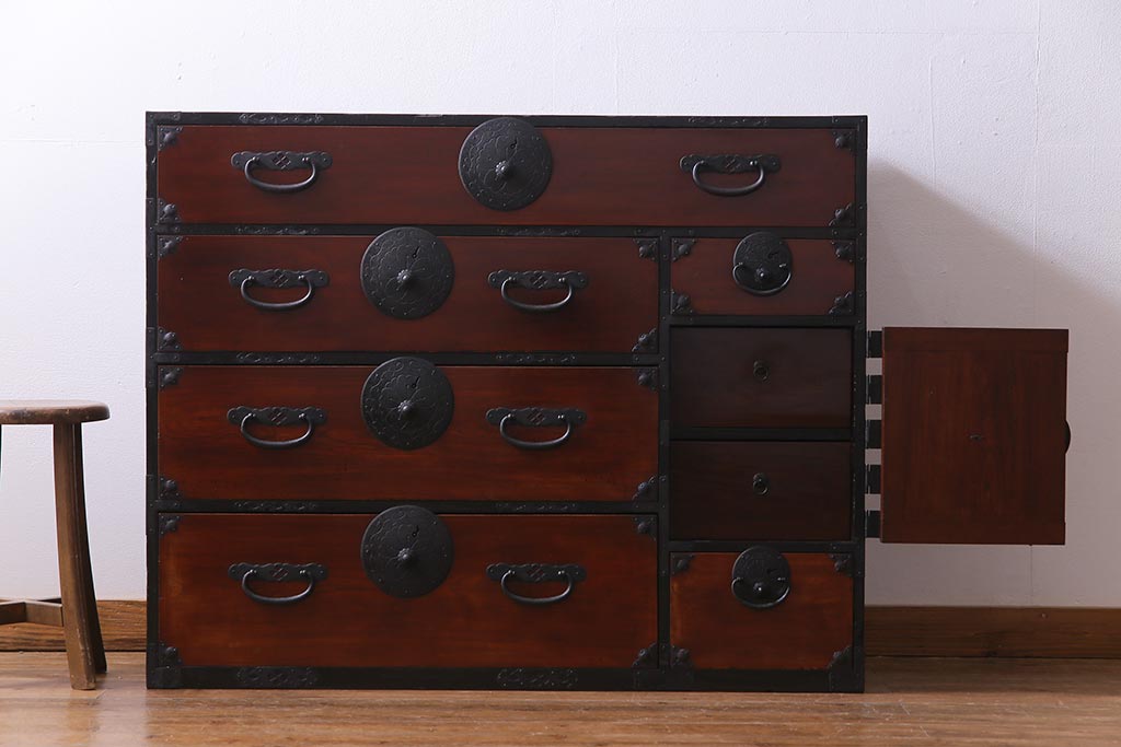 アンティーク家具　和製アンティーク　前面ケヤキ材　気品のある和の空間づくりにおすすめな衣装箪笥(時代箪笥)