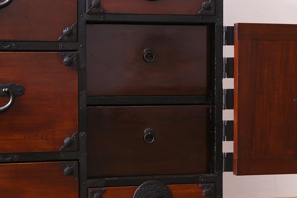 アンティーク家具　和製アンティーク　前面ケヤキ材　気品のある和の空間づくりにおすすめな衣装箪笥(時代箪笥)