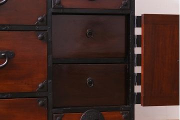 アンティーク家具　和製アンティーク　前面ケヤキ材　気品のある和の空間づくりにおすすめな衣装箪笥(時代箪笥)