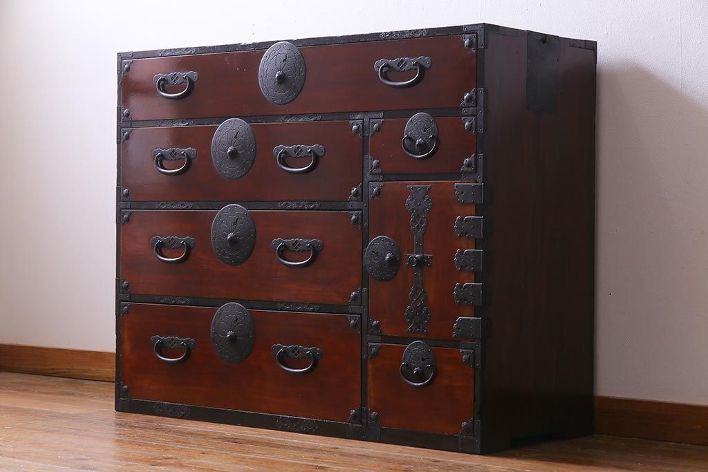 アンティーク家具　和製アンティーク　前面ケヤキ材　気品のある和の空間づくりにおすすめな衣装箪笥(時代箪笥)