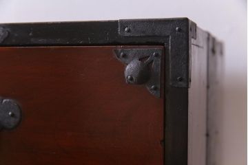 アンティーク家具　和製アンティーク　前面ケヤキ材　気品のある和の空間づくりにおすすめな衣装箪笥(時代箪笥)