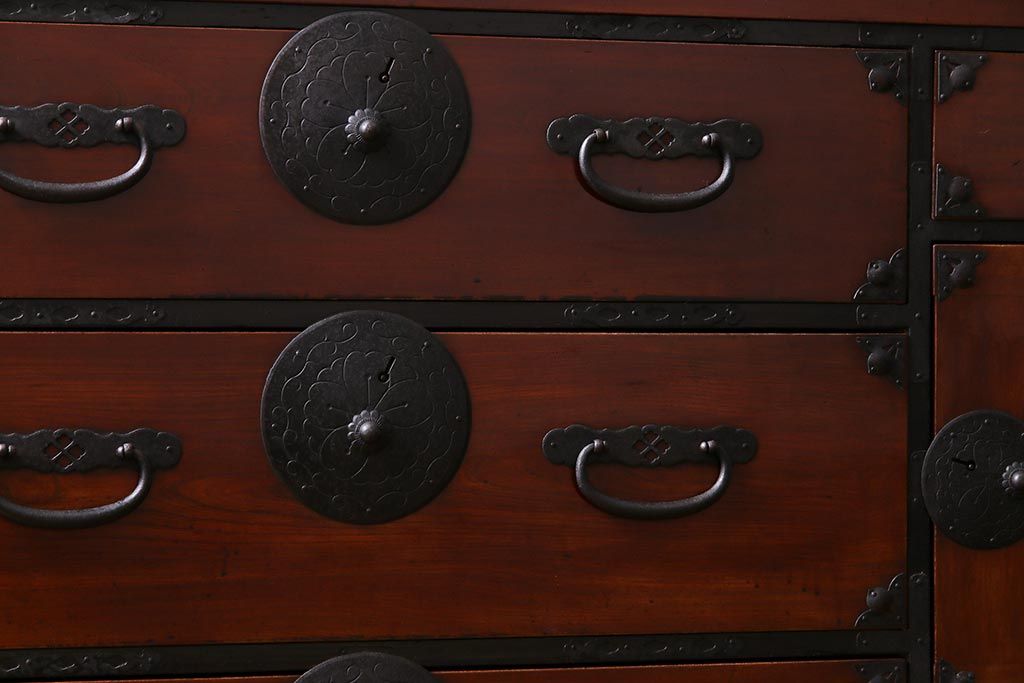 アンティーク家具　和製アンティーク　前面ケヤキ材　気品のある和の空間づくりにおすすめな衣装箪笥(時代箪笥)