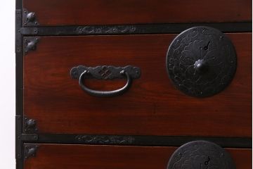 アンティーク家具　和製アンティーク　前面ケヤキ材　気品のある和の空間づくりにおすすめな衣装箪笥(時代箪笥)