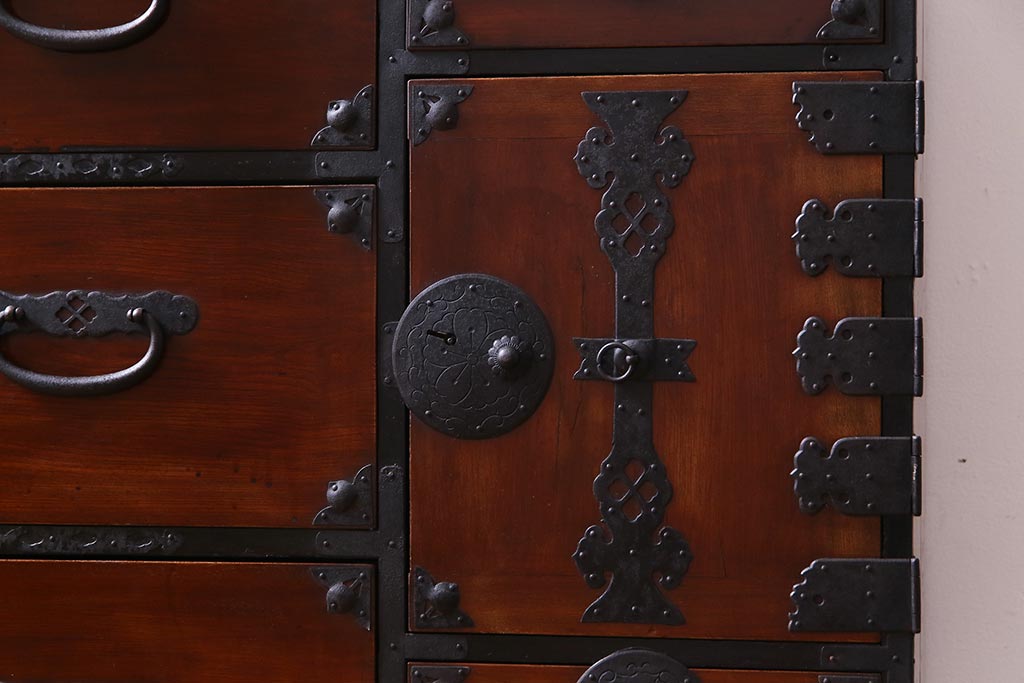 アンティーク家具　和製アンティーク　前面ケヤキ材　気品のある和の空間づくりにおすすめな衣装箪笥(時代箪笥)