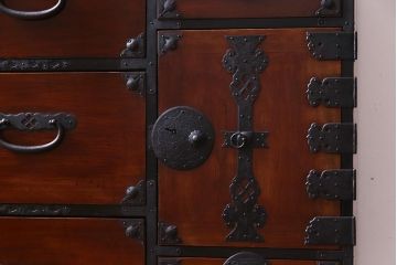 アンティーク家具　和製アンティーク　前面ケヤキ材　気品のある和の空間づくりにおすすめな衣装箪笥(時代箪笥)