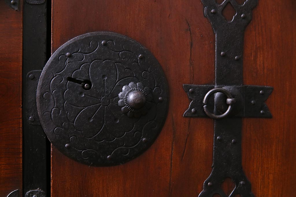 アンティーク家具　和製アンティーク　前面ケヤキ材　気品のある和の空間づくりにおすすめな衣装箪笥(時代箪笥)