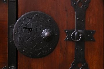 アンティーク家具　和製アンティーク　前面ケヤキ材　気品のある和の空間づくりにおすすめな衣装箪笥(時代箪笥)