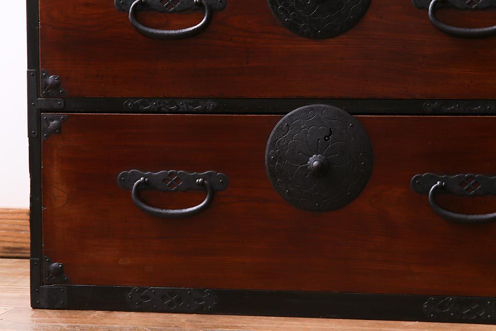 アンティーク家具　和製アンティーク　前面ケヤキ材　気品のある和の空間づくりにおすすめな衣装箪笥(時代箪笥)