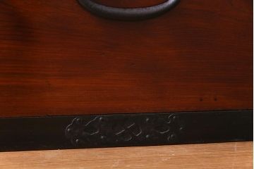 アンティーク家具　和製アンティーク　前面ケヤキ材　気品のある和の空間づくりにおすすめな衣装箪笥(時代箪笥)