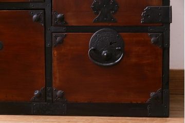 アンティーク家具　和製アンティーク　前面ケヤキ材　気品のある和の空間づくりにおすすめな衣装箪笥(時代箪笥)