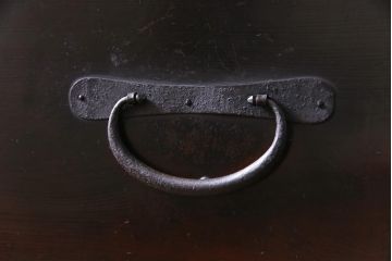 アンティーク家具　明治大正期　和製アンティーク　鉄脚リメイク　漆塗り　燻された味わいが魅力の箪笥ローボード(リビングボード、チェスト、タンス)