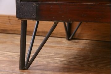 アンティーク家具　明治大正期　和製アンティーク　鉄脚リメイク　漆塗り　燻された味わいが魅力の箪笥ローボード(リビングボード、チェスト、タンス)