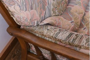 アンティーク家具　ERCOL(アーコール)　York Minster　花柄のファブリックと凝った彫刻を楽しめる二人掛けソファ