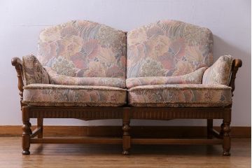 アンティーク家具　ERCOL(アーコール)　York Minster　花柄のファブリックと凝った彫刻を楽しめる二人掛けソファ