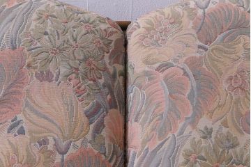 アンティーク家具　ERCOL(アーコール)　York Minster　花柄のファブリックと凝った彫刻を楽しめる二人掛けソファ