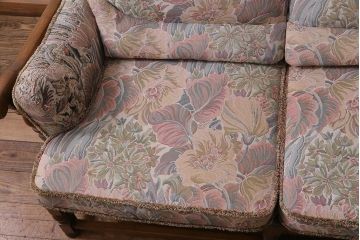 アンティーク家具　ERCOL(アーコール)　York Minster　花柄のファブリックと凝った彫刻を楽しめる二人掛けソファ