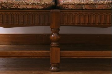 アンティーク家具　ERCOL(アーコール)　York Minster　花柄のファブリックと凝った彫刻を楽しめる二人掛けソファ