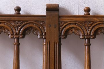 アンティーク家具　ERCOL(アーコール)　York Minster　花柄のファブリックと凝った彫刻を楽しめる二人掛けソファ