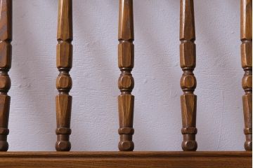 アンティーク家具　ERCOL(アーコール)　York Minster　花柄のファブリックと凝った彫刻を楽しめる二人掛けソファ