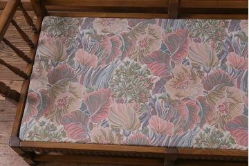 アンティーク家具　ERCOL(アーコール)　York Minster　花柄のファブリックと凝った彫刻を楽しめる二人掛けソファ