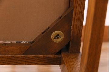 アンティーク家具　ERCOL(アーコール)　York Minster　花柄のファブリックと凝った彫刻を楽しめる二人掛けソファ