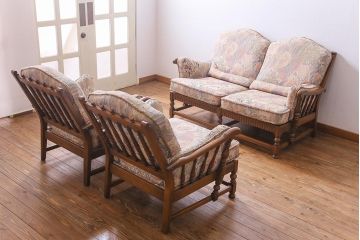 アンティーク家具　ERCOL(アーコール)　York Minster　花柄のファブリックと凝った彫刻を楽しめる二人掛けソファ