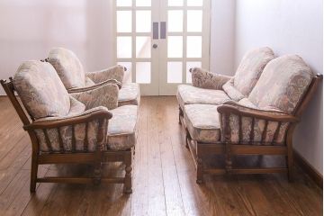 アンティーク家具　ERCOL(アーコール)　York Minster　花柄のファブリックと凝った彫刻を楽しめる二人掛けソファ