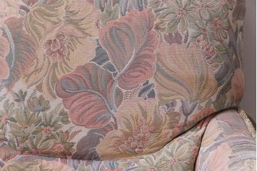 アンティーク家具　ERCOL(アーコール)　York Minster　花柄のファブリックと凝った彫刻を楽しめる一人掛けソファ(1)