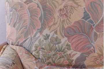 アンティーク家具　ERCOL(アーコール)　York Minster　花柄のファブリックと凝った彫刻を楽しめる一人掛けソファ(1)