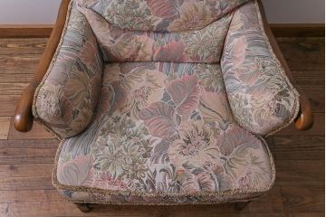 アンティーク家具　ERCOL(アーコール)　York Minster　花柄のファブリックと凝った彫刻を楽しめる一人掛けソファ(1)