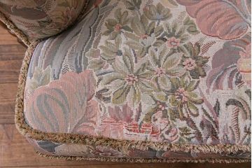 アンティーク家具　ERCOL(アーコール)　York Minster　花柄のファブリックと凝った彫刻を楽しめる一人掛けソファ(1)
