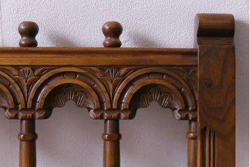 アンティーク家具　ERCOL(アーコール)　York Minster　花柄のファブリックと凝った彫刻を楽しめる一人掛けソファ(1)
