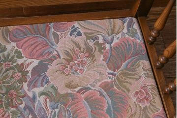 アンティーク家具　ERCOL(アーコール)　York Minster　花柄のファブリックと凝った彫刻を楽しめる一人掛けソファ(1)