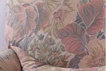 アンティーク家具　ERCOL(アーコール)　York Minster　花柄のファブリックと凝った彫刻を楽しめる一人掛けソファ(2)