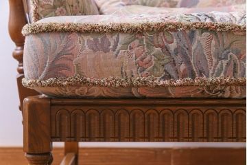 アンティーク家具　ERCOL(アーコール)　York Minster　花柄のファブリックと凝った彫刻を楽しめる一人掛けソファ(2)