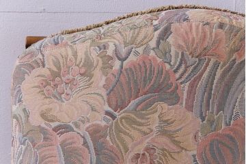 アンティーク家具　ERCOL(アーコール)　York Minster　花柄のファブリックと凝った彫刻を楽しめる一人掛けソファ(2)