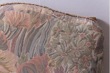 アンティーク家具　ERCOL(アーコール)　York Minster　花柄のファブリックと凝った彫刻を楽しめる一人掛けソファ(2)