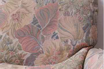アンティーク家具　ERCOL(アーコール)　York Minster　花柄のファブリックと凝った彫刻を楽しめる一人掛けソファ(2)