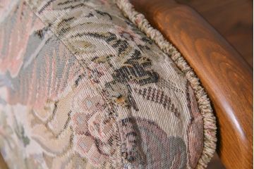 アンティーク家具　ERCOL(アーコール)　York Minster　花柄のファブリックと凝った彫刻を楽しめる一人掛けソファ(2)